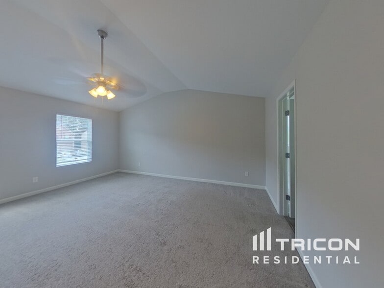 Building Photo - 3650 Lebella Ln