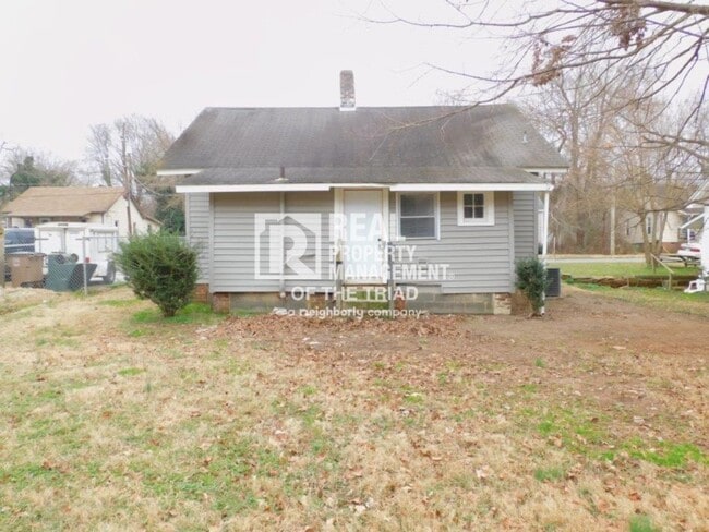 Building Photo - Move in special - Cozy 2 Bedroom/1 Bath Ho...