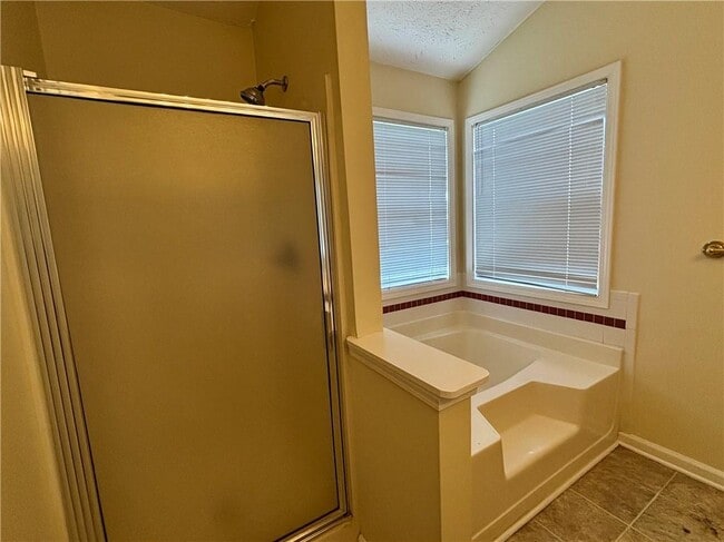 Building Photo - 2900 Camelot Woods Dr NW