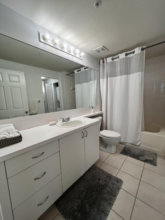 Building Photo - 720 S Sapodilla Ave