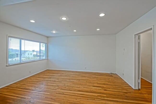 Building Photo - Bright & Charming, Single Story 3BR2BA Home w/ Large Front Yard, Huge Fenced Rear Yard w/ Large D...