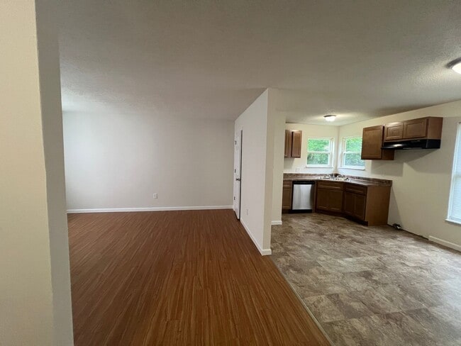 Building Photo - Spacious 4 bedroom Home conveniently locat...