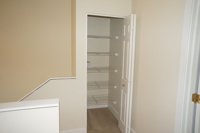 Building Photo - Beautiful 2 bedroom Belmont Condo. 3 Stories, 1 car garage, open floor plan, a/c. Amazing unit!