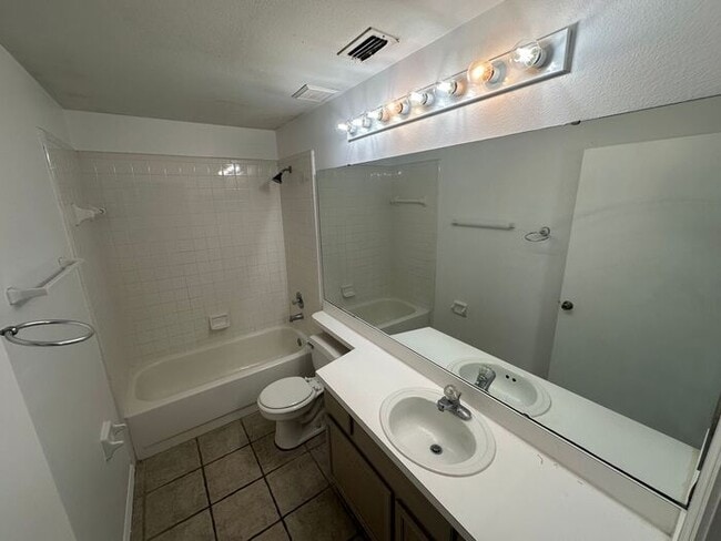 Building Photo - Don’t miss this beautiful 3-bedroom, 2-bat...