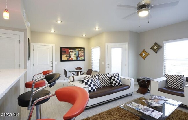 Building Photo - 410 Thorn Ave