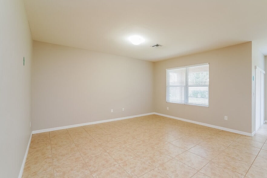 Building Photo - 2002 SE 12th St