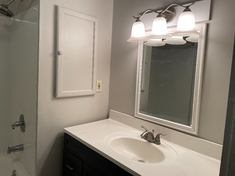 Building Photo - 422 S Oak St