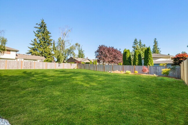 Building Photo - Inviting Everett Home Featuring 3 Bedrooms, Fireplace, and Fully Fenced Backyard