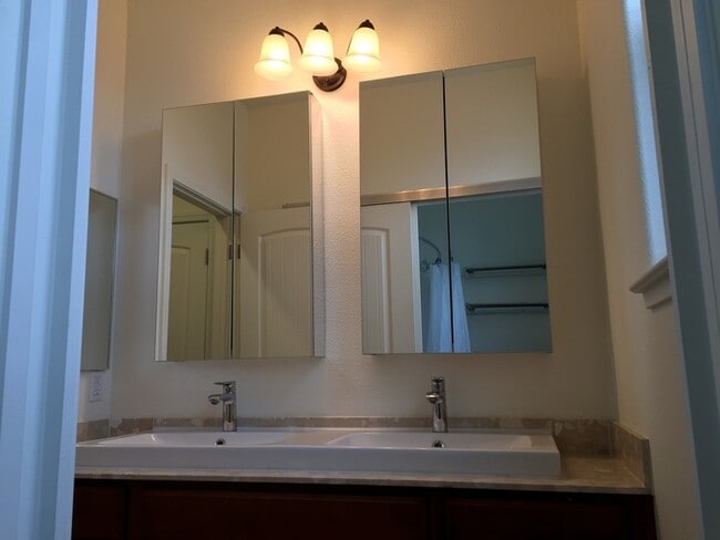 Building Photo - Lake View Resort Style Condo - Garage & Po...