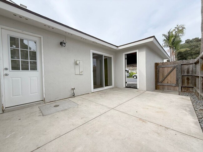 Building Photo - Rare Surfside One Bed Condo with Two Car G...