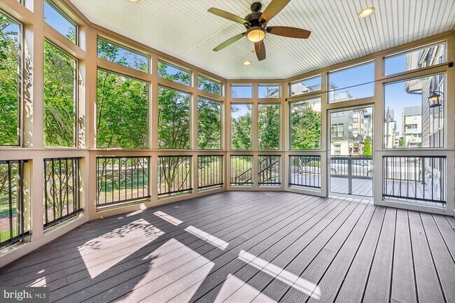 Building Photo - 448 Salk Cir