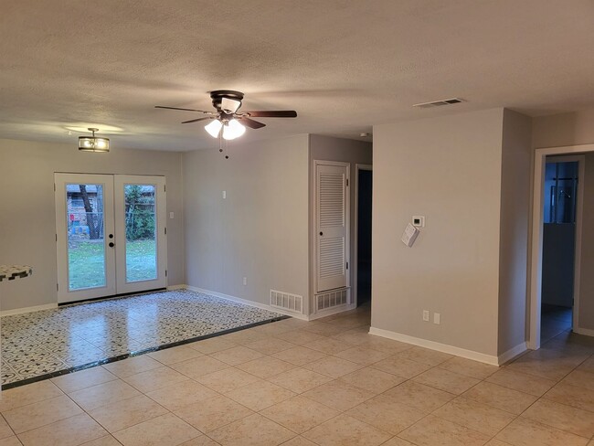 Building Photo - 1713 Chip-N-Dale Dr