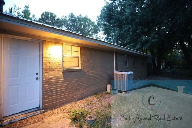 Building Photo - Move in special $800!! Recently renovated ...