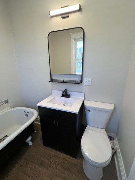 Building Photo - 904 N 6th Ave E