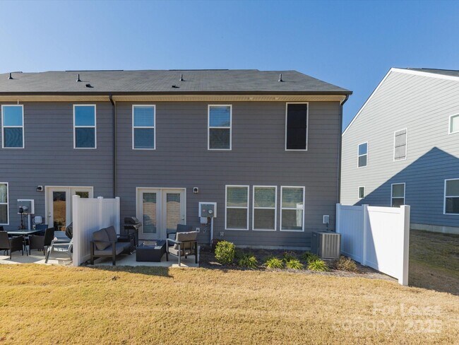 Building Photo - 13124 Rover St