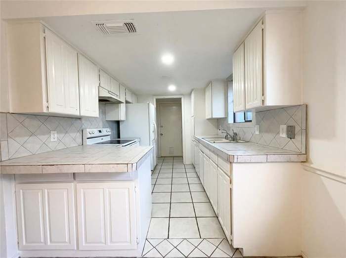 Building Photo - 709 Sandy Trail