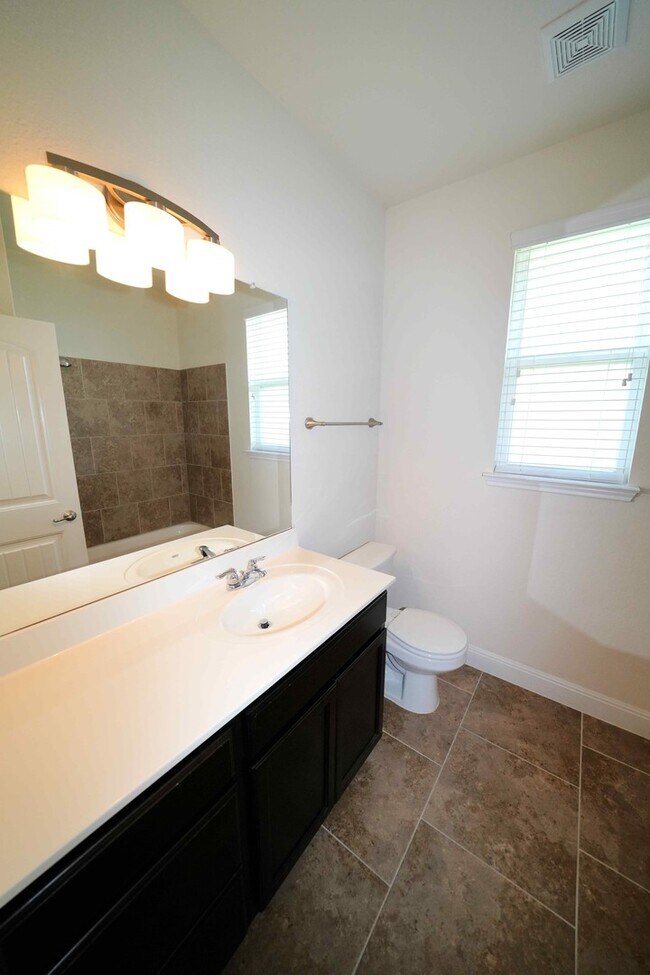 Building Photo - Immaculate rental now available in coveted...