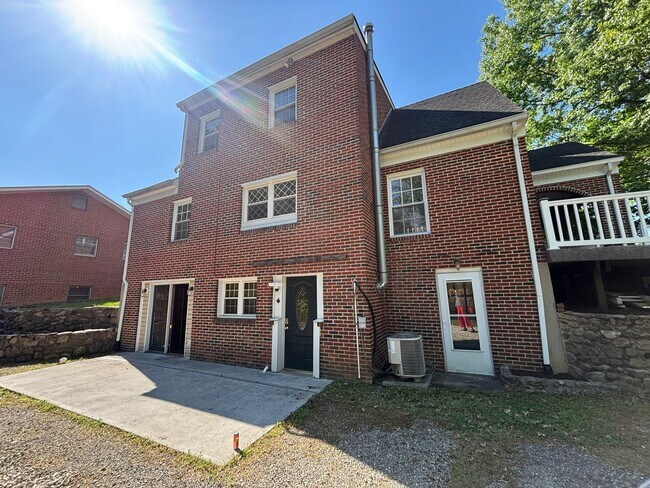 Building Photo - 3479 Overbrook Dr
