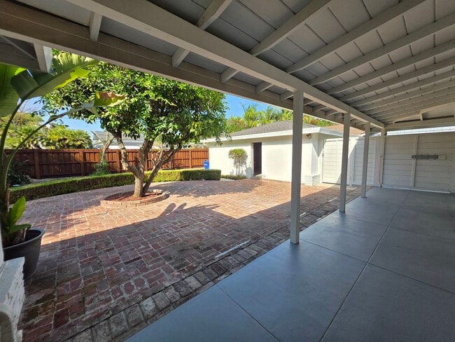 Building Photo - Home located in the heart of the college n...