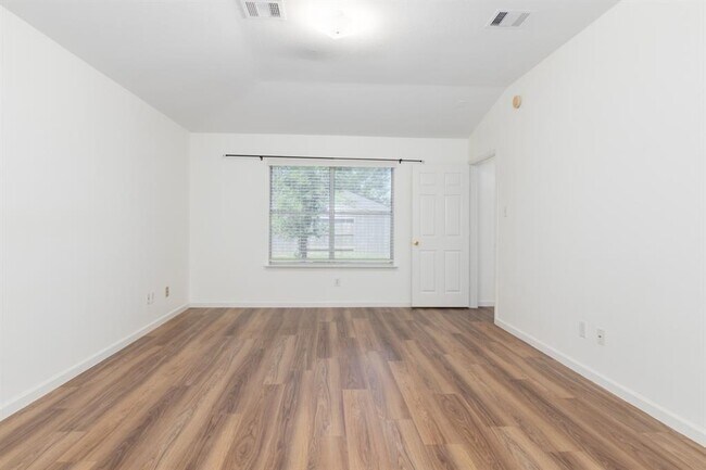 Building Photo - 32350 Cross Spring Park Ln
