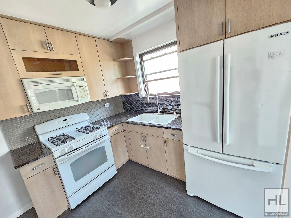 Building Photo - Spacious 2 Bedroom Apartment in the Heart ...