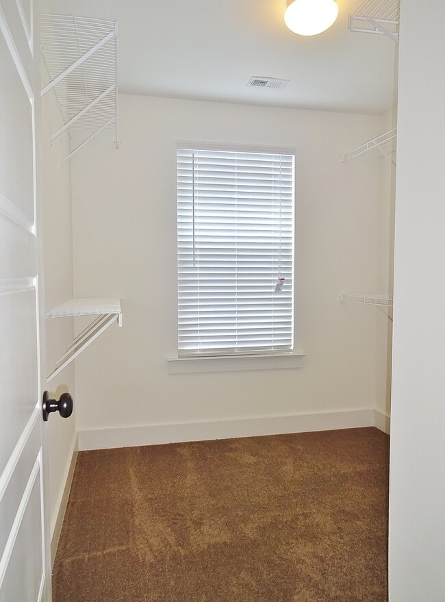Building Photo - Spacious Town Home in Gardendale - Available to View Now!!!