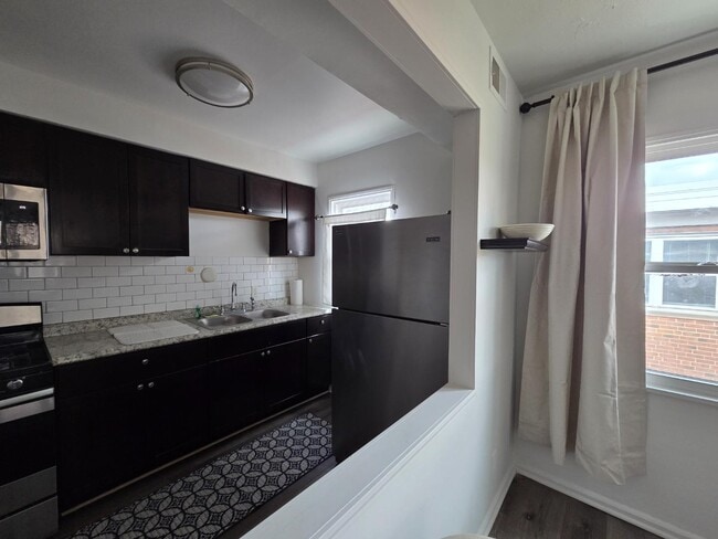 Building Photo - 3046 S Moreland Blvd