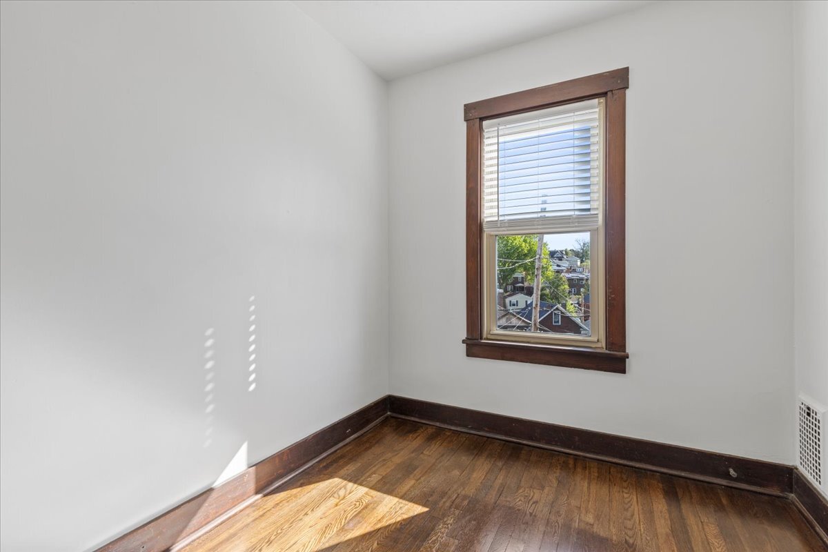 Building Photo - 2816 Clermont Ave