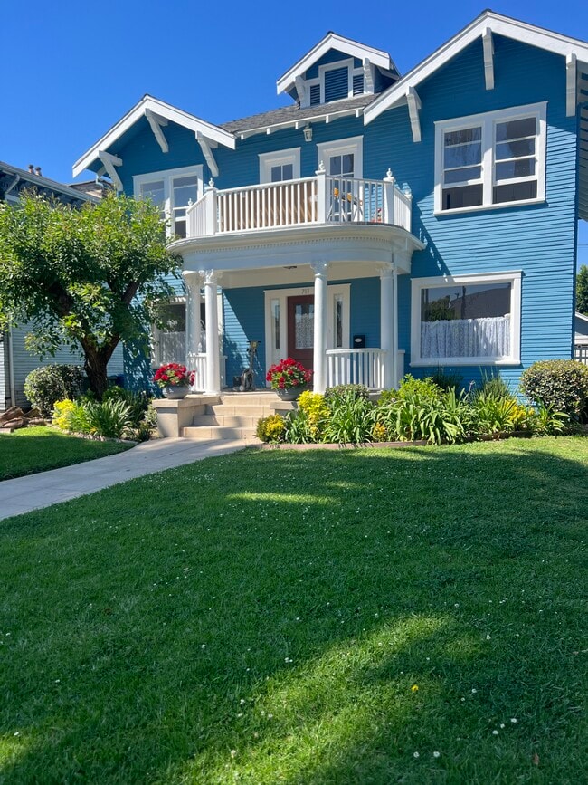 Building Photo - 713 S Bronson Ave