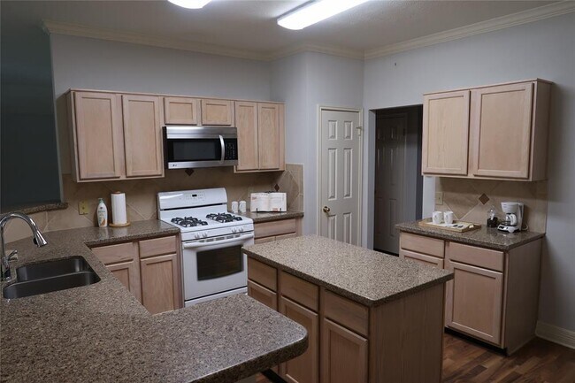 Building Photo - 1714 Oak Ridge Dr