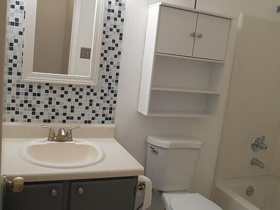 HALL BATH - 6838 Cape Meadow Dr