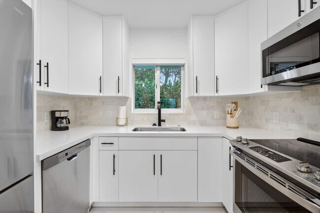 Building Photo - 8109 Harding Ave