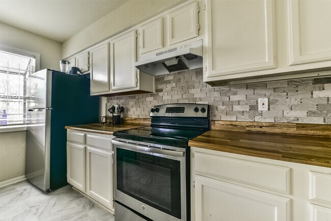 Building Photo - 5917 Fairdale Ln