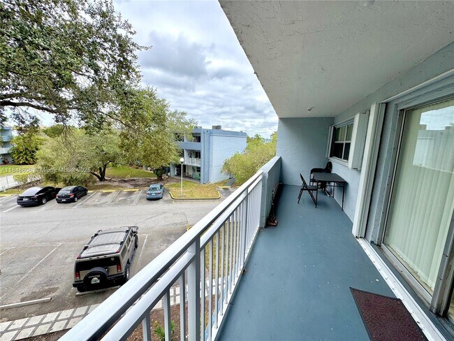 Building Photo - 9357 Fontainebleau Blvd