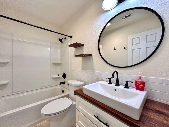 Building Photo - Charming Rustic Retreat – 3 Bed, 2 Bath Si...
