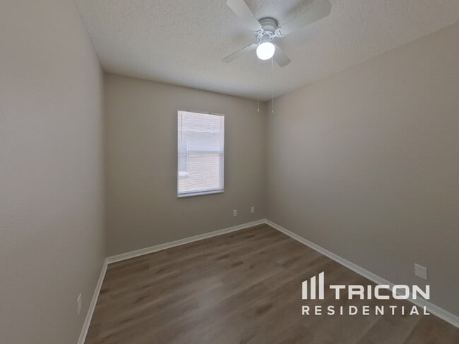 Building Photo - 906 Grand Canyon Dr