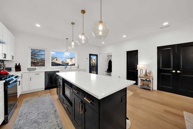 Building Photo - 1522 N Leamington Ave