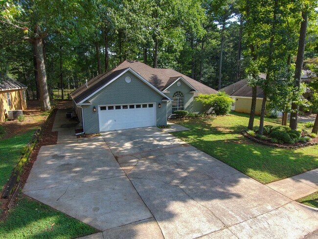 Building Photo - 205 Jarrett Ln