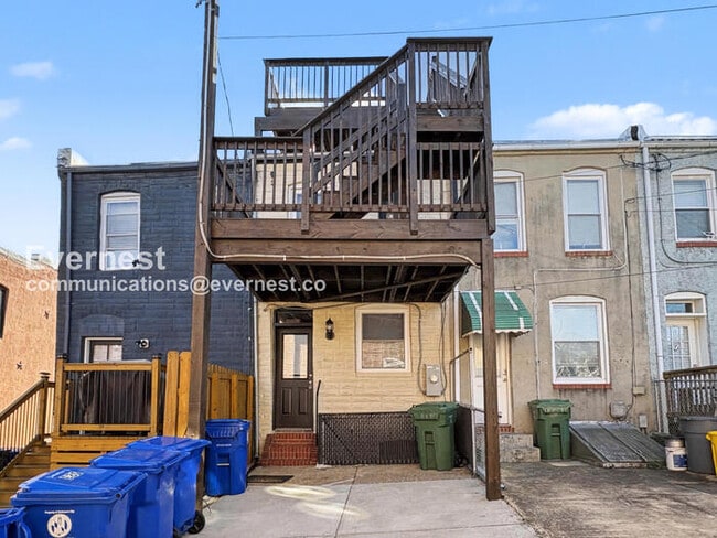 Building Photo - 4 Bed/3 Bath Townhome with In-Unit Laundry / Available Now!