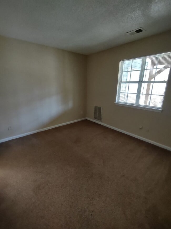 Building Photo - Move in Ready, End Unit Townhome located i...