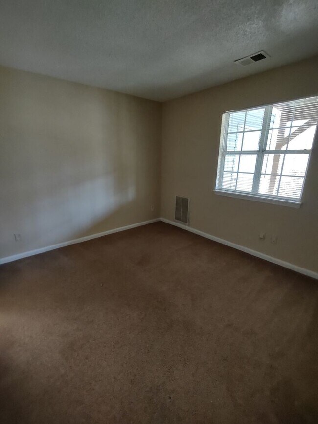 Building Photo - Move in Ready, End Unit Townhome located in Rossmore !