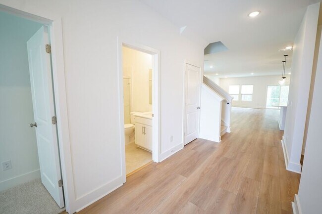 Building Photo - 128 Kingswood Cir