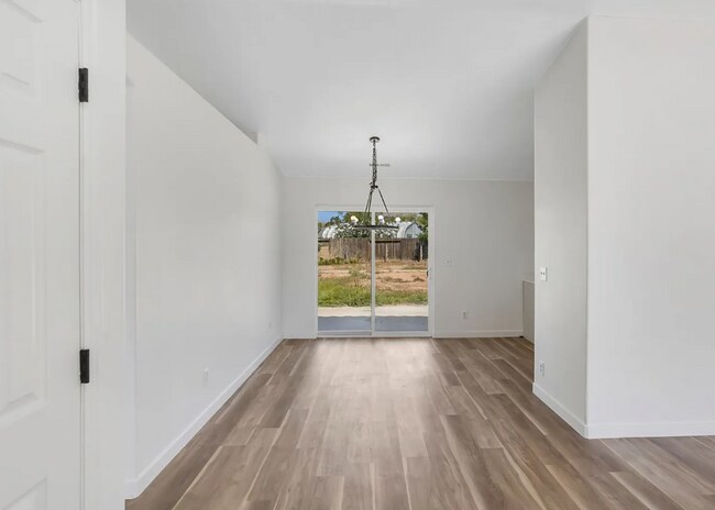 Building Photo - Adorable 2 Bedroom Hurricane Home! Pet Friendly!