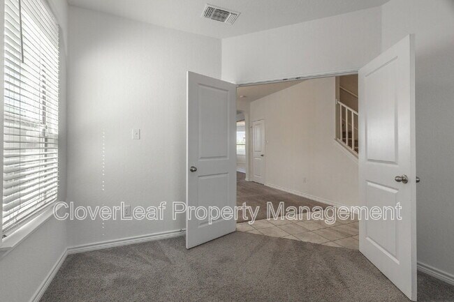 Building Photo - 308 Rustic Springs