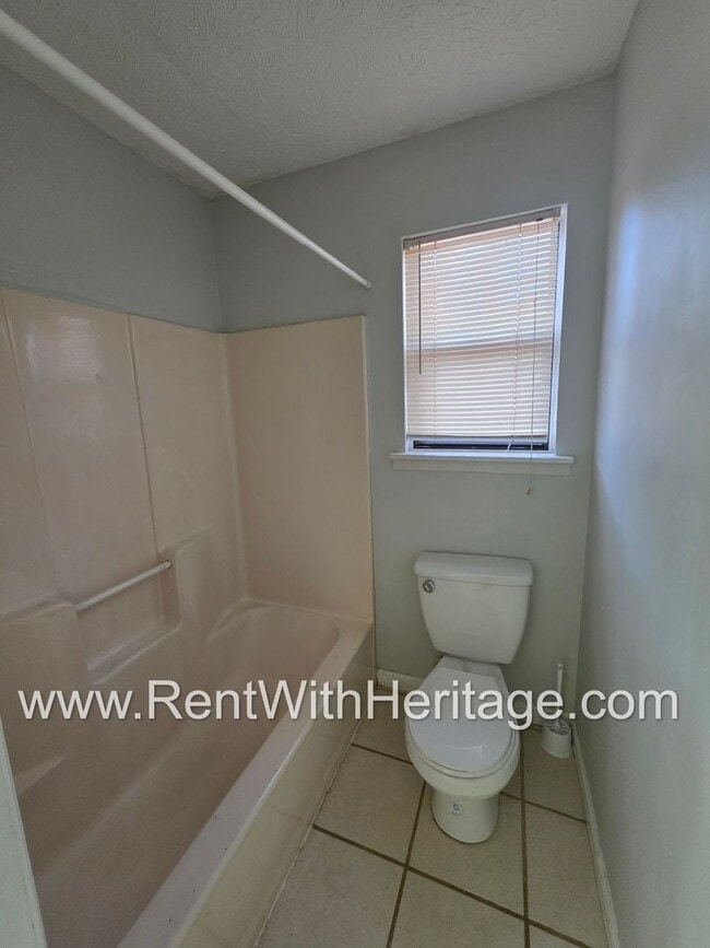 Building Photo - Amazing 3 Bedroom/ 2 Bath Home / Spacious Livingroom /  Flex Room / 1/2 Acre / Fenced Yard / Grea...