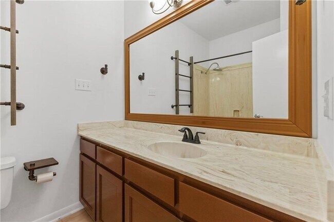 Building Photo - Spacious 4 bedroom 2 bath home with pool in Emerald Forest