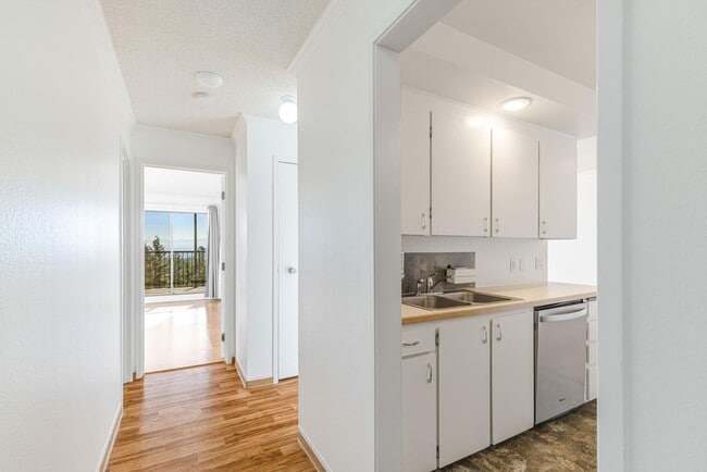 Building Photo - 1 month free!! Sweet 1/1 condo in Lake Oswego with covered parking and storage included!