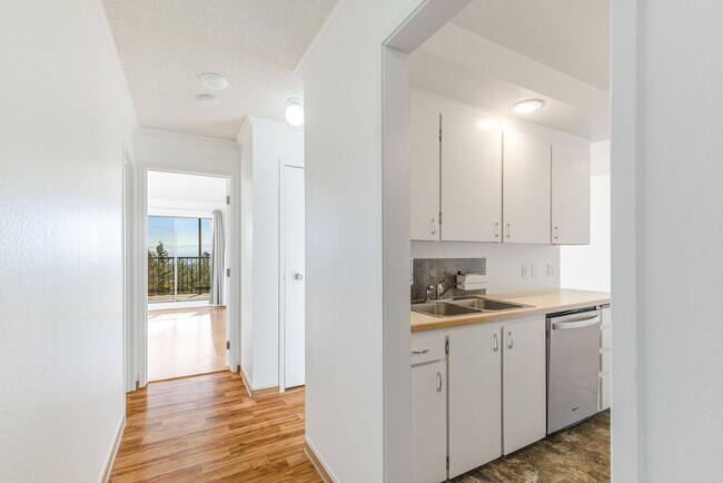 Building Photo - Cozy & sweet 1/1 condo in Lake Oswego with covered parking and storage included!