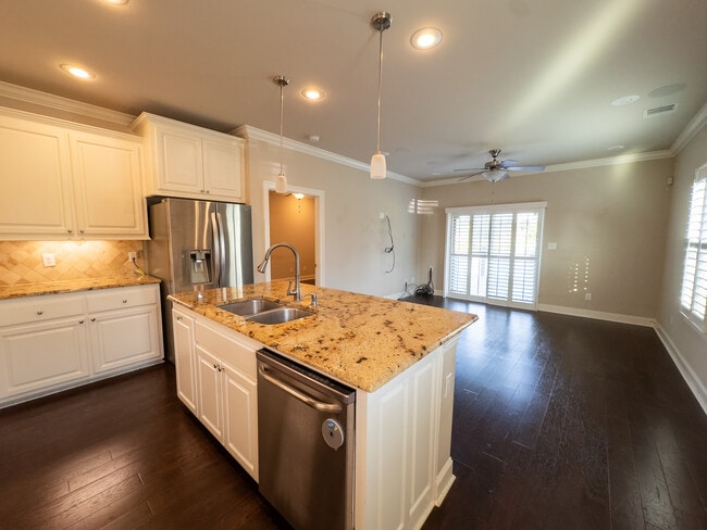 Building Photo - 2167 Shadowbrook Dr