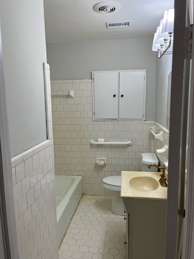 Building Photo - 2227 E 40th St